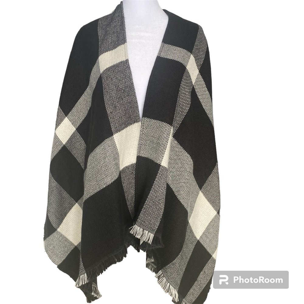 Banana Republic Ruana Black and Cream One Size